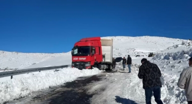 Yoğun kar yağışı sürücülere zor anlar yaşattı
