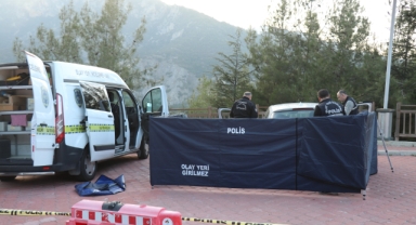 Acilde damar yolu açtıran doktor, kendisine ilaç enjekte ederek ölmeyi bekledi