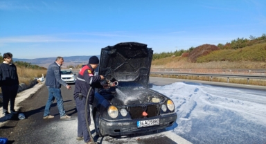 Anadolu Otoyolu'nda seyir halindeki otomobilde yangın çıktı