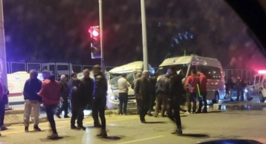 Ankara'da iki servis aracı çarpıştı: 21 yaralı