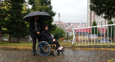 Giresun’da emekli öğretmen Sarısaray, torununa ayak oluyor