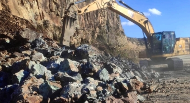 Giresun'da heyelanla mücadele: Temizleme çalışmaları sürüyor