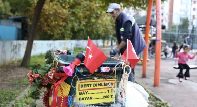 Giresun sokaklarını süslü çöp kovası ile temizliyor