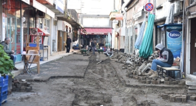 Giresun'un o ilçesinde yapılan doğalgaz yatırım çalışmalarının ardından, bozulan yollar yenileniyor