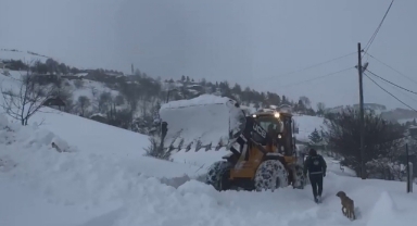 Giresun ve Ordu'da ekipler, yolu kapanan yerlerdeki 15 kişiye ulaştı