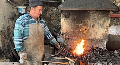 Giresunlu demirci ustası, dedesinin vasiyetini yerine getirmek için 40 yıldır demir dövüyor