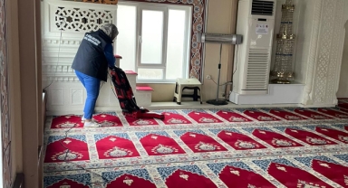  Görele Belediyesi’nden Sosyal Sorumluluk Projeleri: Camilerde ve Evlerde Temizlik Hizmetleri Sürüyor