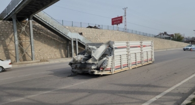 Kamyonun damperi üst geçide çarptı, yola düştü