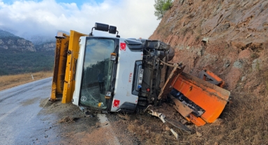 Kar Küreme Aracı Şarampole Devrildi: 2 Yaralı