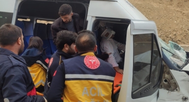Minibüs kanala düştü: 1 ölü