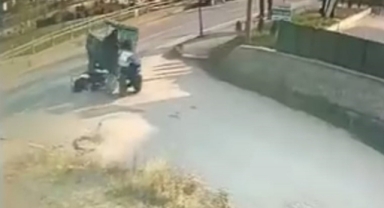 Ordu'da motosiklet sürücüsü, çarpıştığı patpatın altında kaldı
