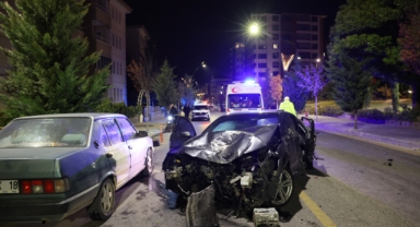 Ortalık savaş alanına döndü; Alkollü sürücü 4 araca çarparak durabildi