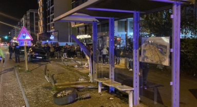 Otomobil otobüs durağına çarptı, 3 üniversite öğrencisi yaralandı
