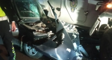 Otomobil polis aracına çarptı: 3 yaralı