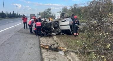 Otoyolda kontrolden çıkan araç 3 ağacı biçti: 2 yaralı