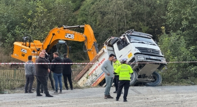Rize'de kontrolden çıkarak kayan kamyon dereye devrildi