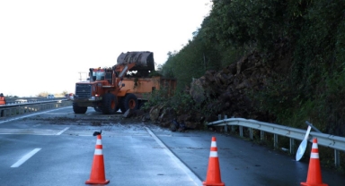 Rize’deki heyelan sonrası Karadeniz Sahil Yolu’nda çalışmalar sürüyor