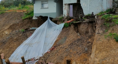 Samsun'da toprak kayması sonucu 2 katlı bina hasar gördü