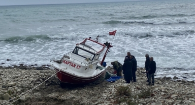 Sinop'ta balıkçı teknesi karaya oturdu