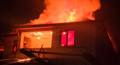 2 katlı ev alev topuna döndü