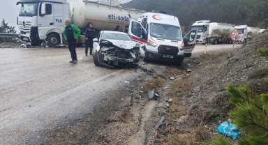 Bolu'da Feci Kaza… Tır ile Otomobil Çarpıştı: 1'i Ağır 4 Yaralı