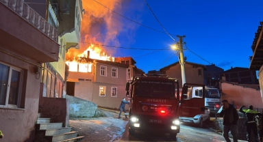 Bursa’da çıkan yangında 3 ev kullanılamaz hale geldi