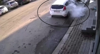 Çatıdan kopan kar kütlesi aracın üzerine böyle düştü
