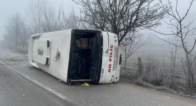 Devrilen servis midibüsündeki 9 kişi yaralandı