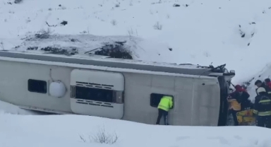 Feci kaza: Yolcu otobüsü şarampole devrildi!