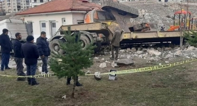 Freni patlayan tır kamu binasına çarptı: 2 yaralı
