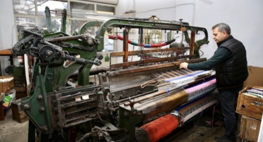 Giresun’da kilim dokuma sanatını yaşatıyor: Babasından öğrendiği kilim dokumacılığını asırlık tezgahta sürdürüyor