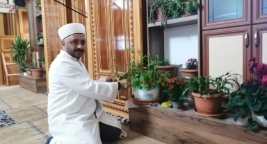 İmam, Çiçeklerle Doldurduğu Camiyi Adeta 'Cennet Bahçesi'ne Çevirdi