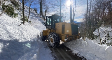Kar Yağışı Karadeniz’de Ulaşımı Zorlaştırdı: Giresun, Rize, Artvin, ve Gümüşhane’de Çalışmalar Sürüyor