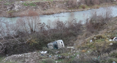 Karabük'te şarampole devrilen otomobilin sürücüsü yaralandı