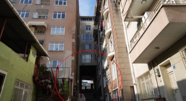 Karadeniz Fıkralarını Aratmayan Sokak: Altından Sokak Geçen Apartman Görenleri Hayrete Düşürüyor