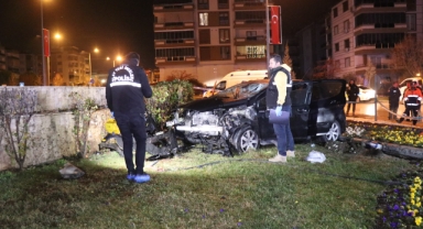 Kavşağa süratli giren otomobil anıt duvarına çarptı: 1 ölü, 1 ağır yaralı