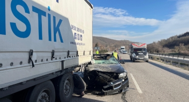 Lüks otomobil tırın altına girdi: 1 yaralı