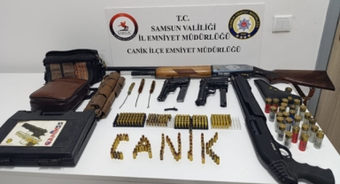 Mühimmat Deposu Gibi Ev… Ruhsatsız Tabanca ve Tüfekler Ele Geçirildi