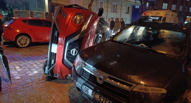Önüne kedi çıkan sürücü iki araca çarptı
