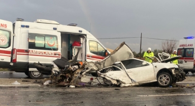 Otomobil kontrolden çıktı, karşıdan gelen araçla çarpıştı: 1 ölü, 4 yaralı