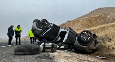 Otomobil ters döndü, sürücü yara almadan kurtuldu