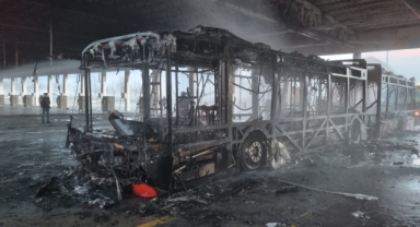 Park halindeki otobüs alev aldı