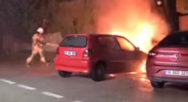 Park halindeki otomobil alev topuna döndü