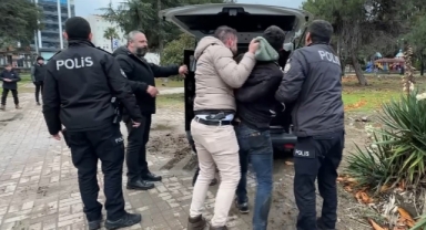 Parkta 1 kişi bıçaklandı, zanlı polislere direndi