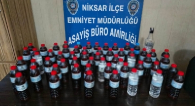 Pet Şişelerden Su Değil Sahte Alkol Çıktı: 59 Pet Şişe Kaçak Alkol Ele Geçirildi