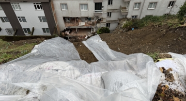 Rize'de Heyelan Panik Yaratıyor: Binalara Uyarı Yazıları Asıldı, Temizlik Çalışmaları Sürüyor