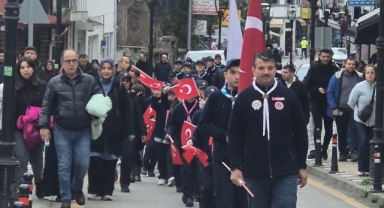 Sarıkamış şehitlerini 3.5 kilometrelik yol yürüyerek andılar