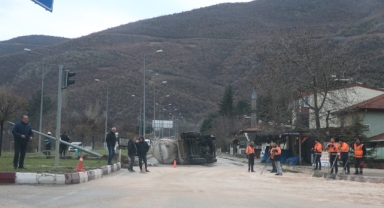 Tokat'ta devrilen beton mikseri kazalara neden oldu, 2 kişi yaralandı