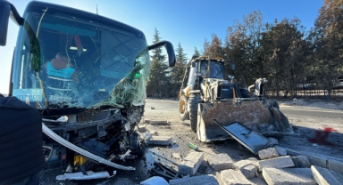 Turistleri taşıyan otobüs ile iş makinesi çarpıştı: 1'i ağır 6 yaralı