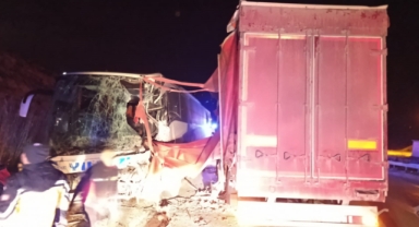 Yolcu otobüsüyle tır çarpıştı: 18 yaralı